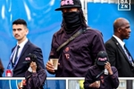 这是什么风格？奥利塞帽子上有&ldquo;F***&rdquo;字样