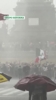 尽管大雨倾盆,墨西哥球迷们仍在球场外庆祝战胜南非队!