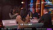 笑死！🤣纳什之前玩游戏射中女主持傲人部位，随后赶紧躲到桌下